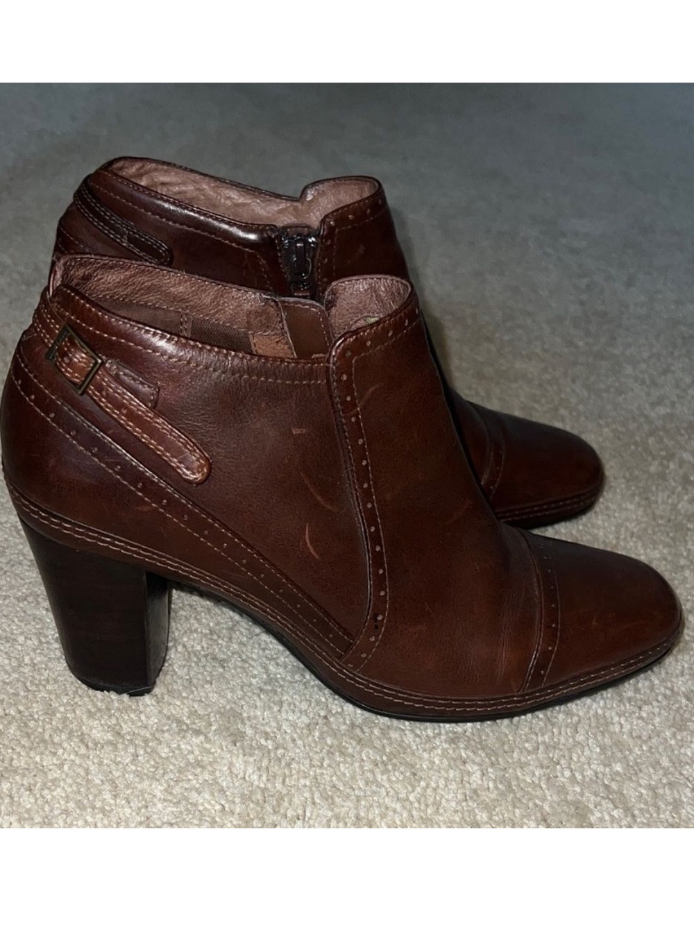 Clark’s Artisian Brown Leather Side Zip Ankle Boots. Size 8.